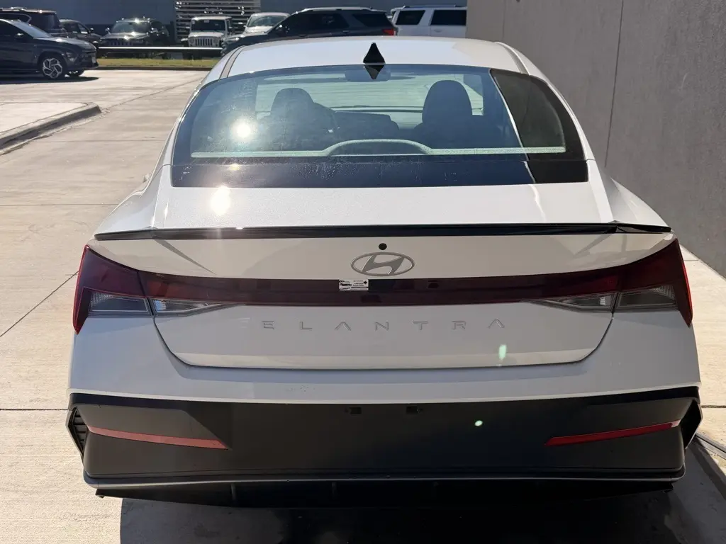 2026 Hyundai Elantra SEL Sport photo 4