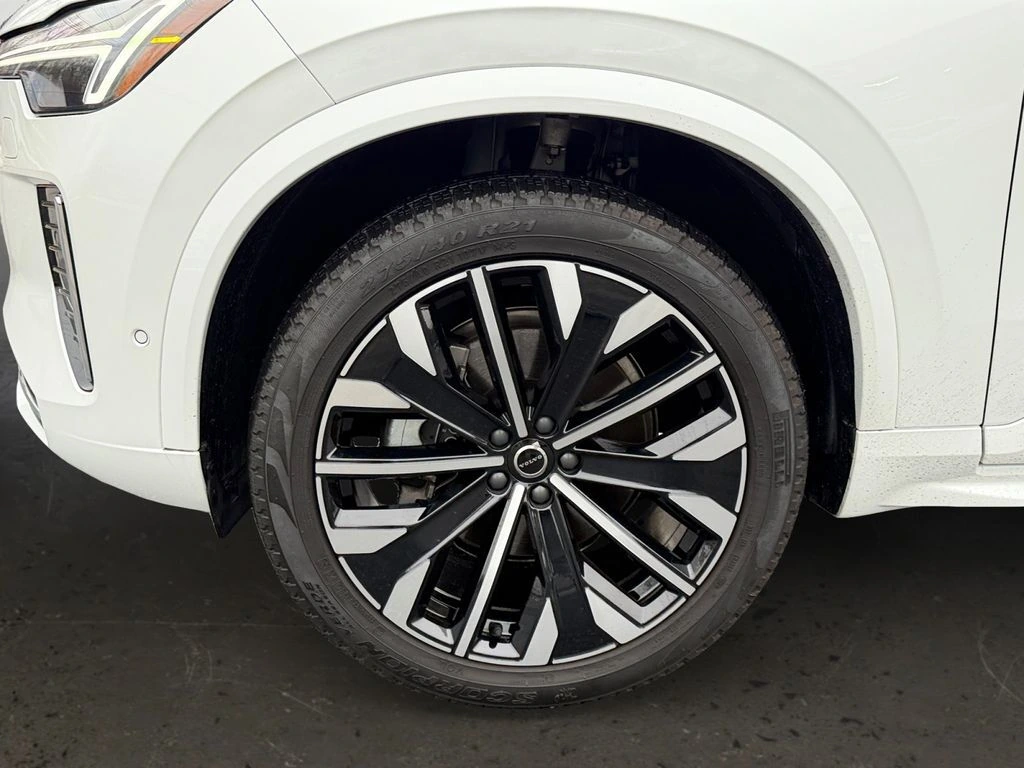 2025 Volvo - image 27