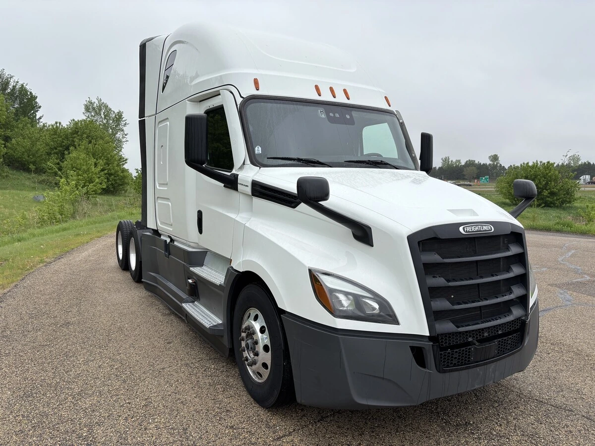 2025 Freightliner Cascadia — photo 3