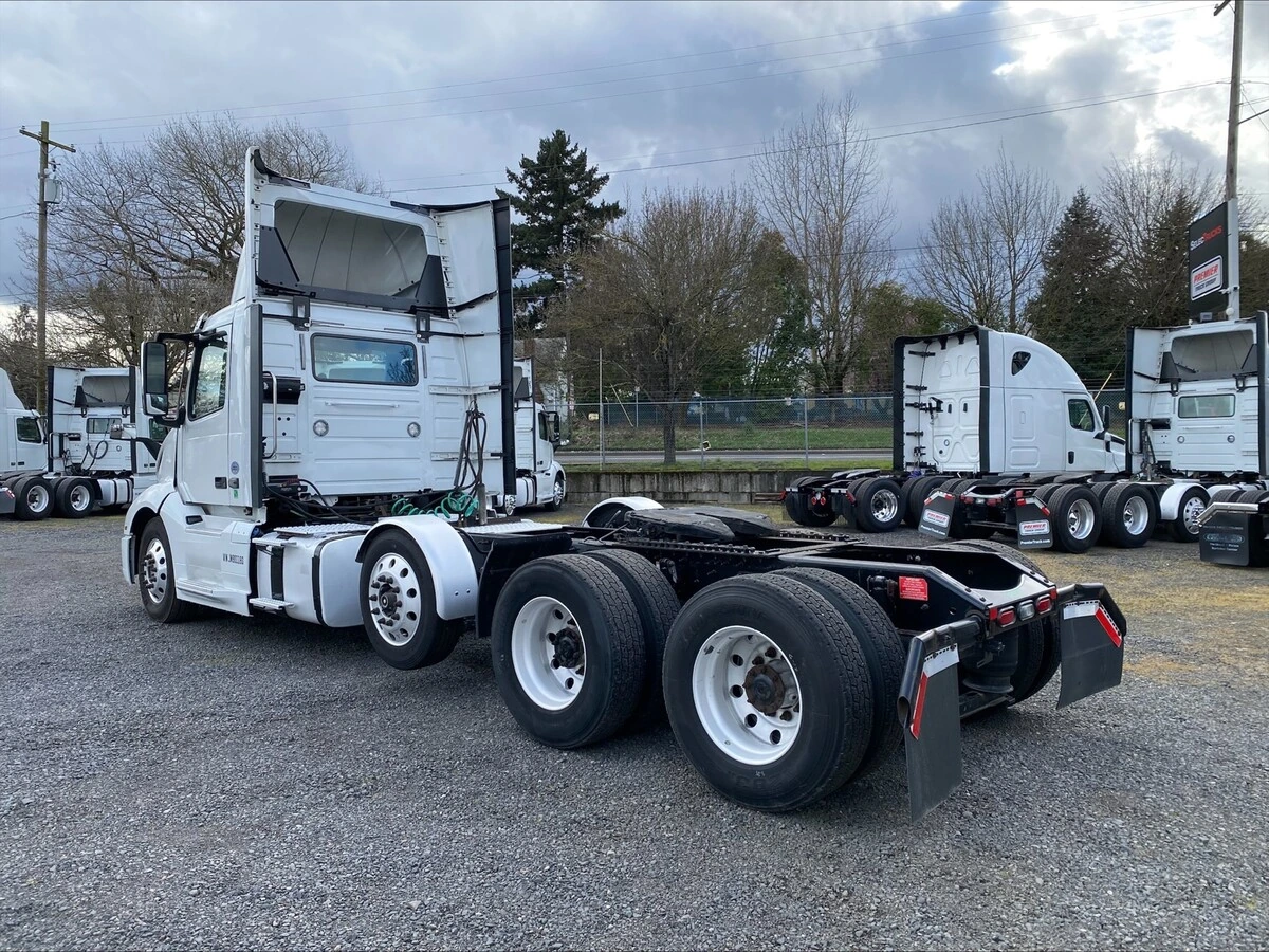 2018 Volvo VNL 860 - image 3