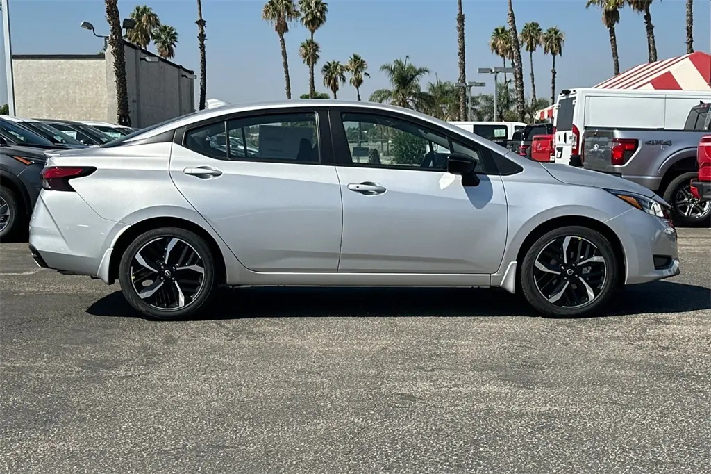 2025 Nissan Versa 1.6 SR photo 2