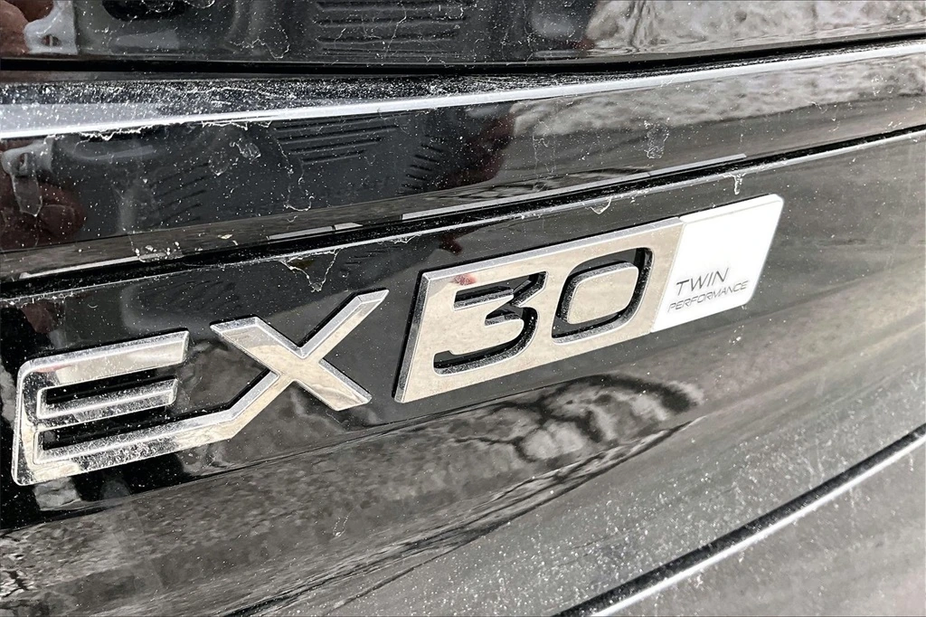 2026 Volvo - image 8