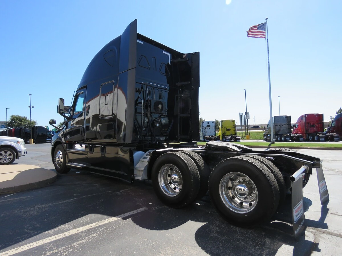 2021 Freightliner Cascadia — photo 4