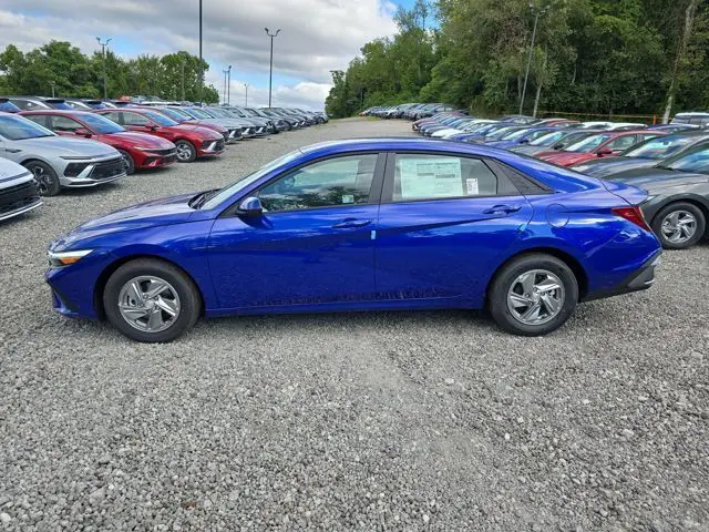 2025 Hyundai Elantra SE photo 2