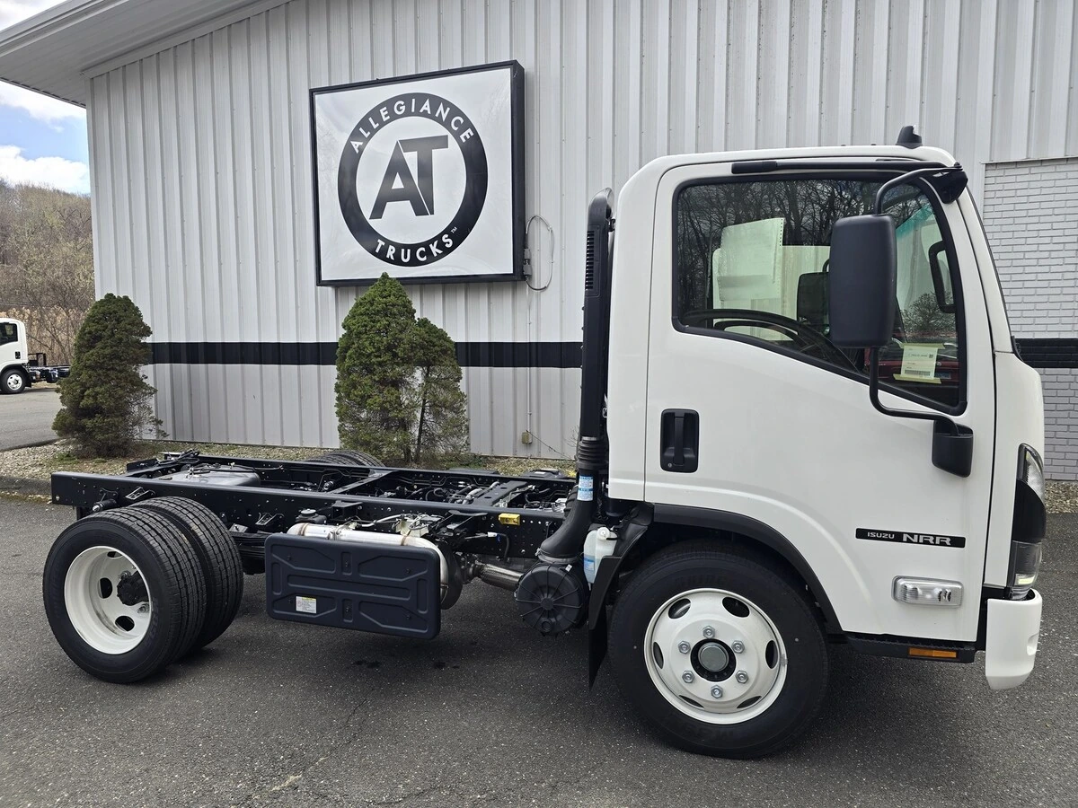 2025 Isuzu NRR - image 1