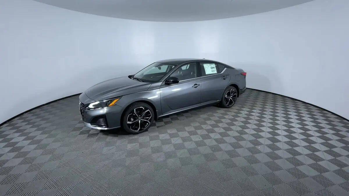 2025 Nissan Altima SR photo 4