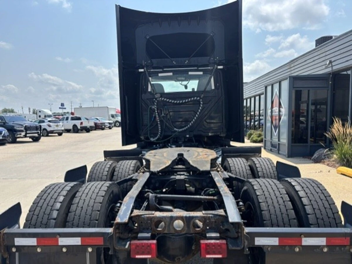 2022 International LT in Davenport, IA — photo 4