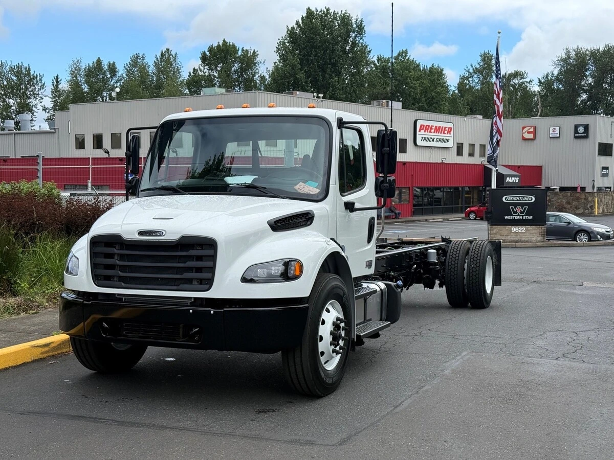 2027 Freightliner M2 106 — photo 2