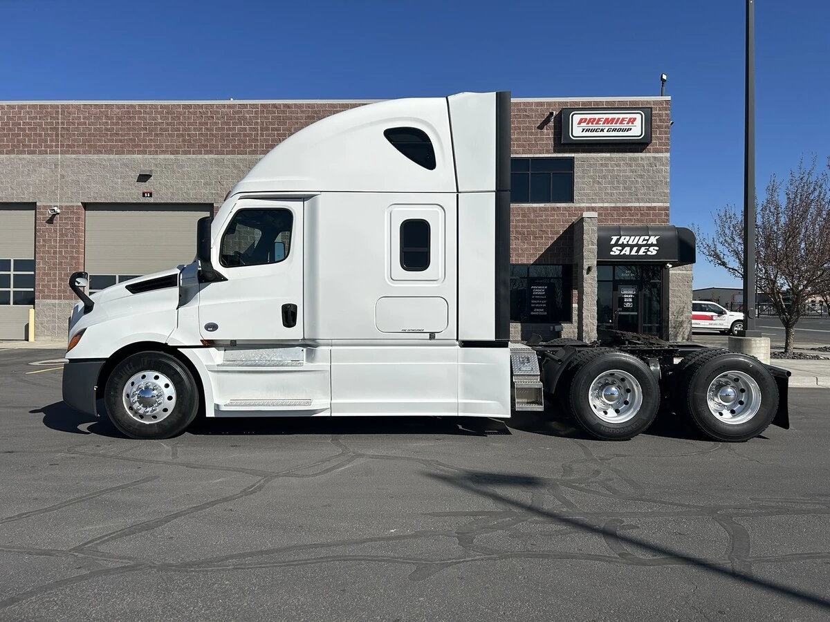 2022 Freightliner Cascadia - image 9