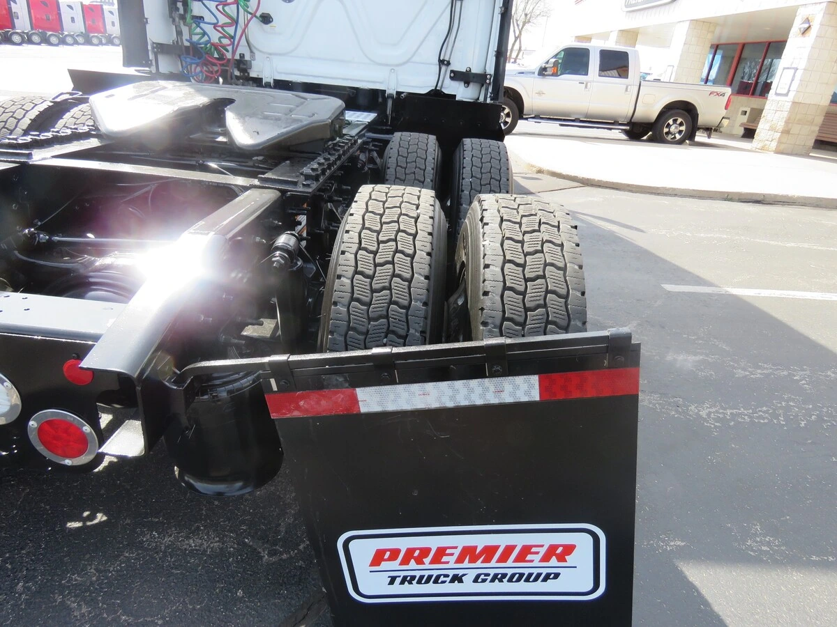 2023 Freightliner Cascadia - image 6