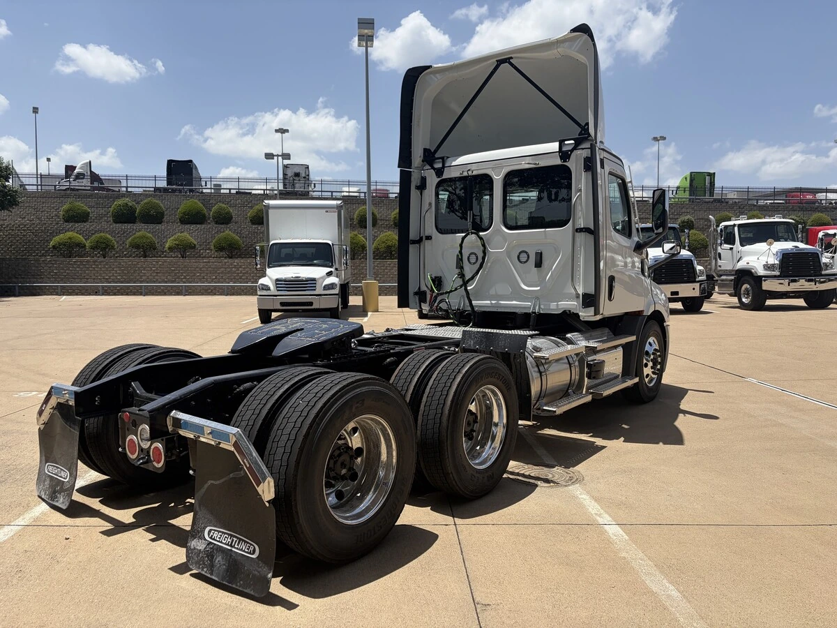 2027 Freightliner Cascadia — photo 5