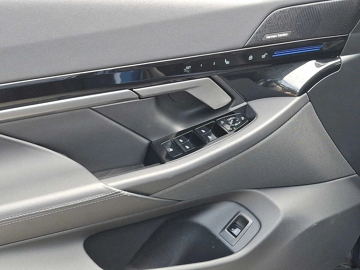 2026 BMW 5 Series 530i - Photo 9
