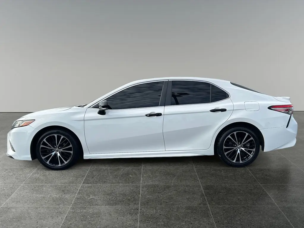 2018 Toyota Camry SE photo 4