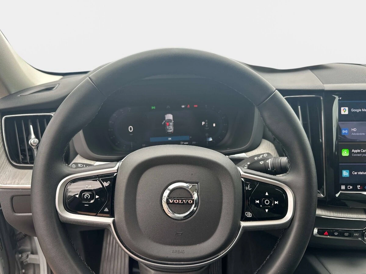 2025 Volvo - image 24