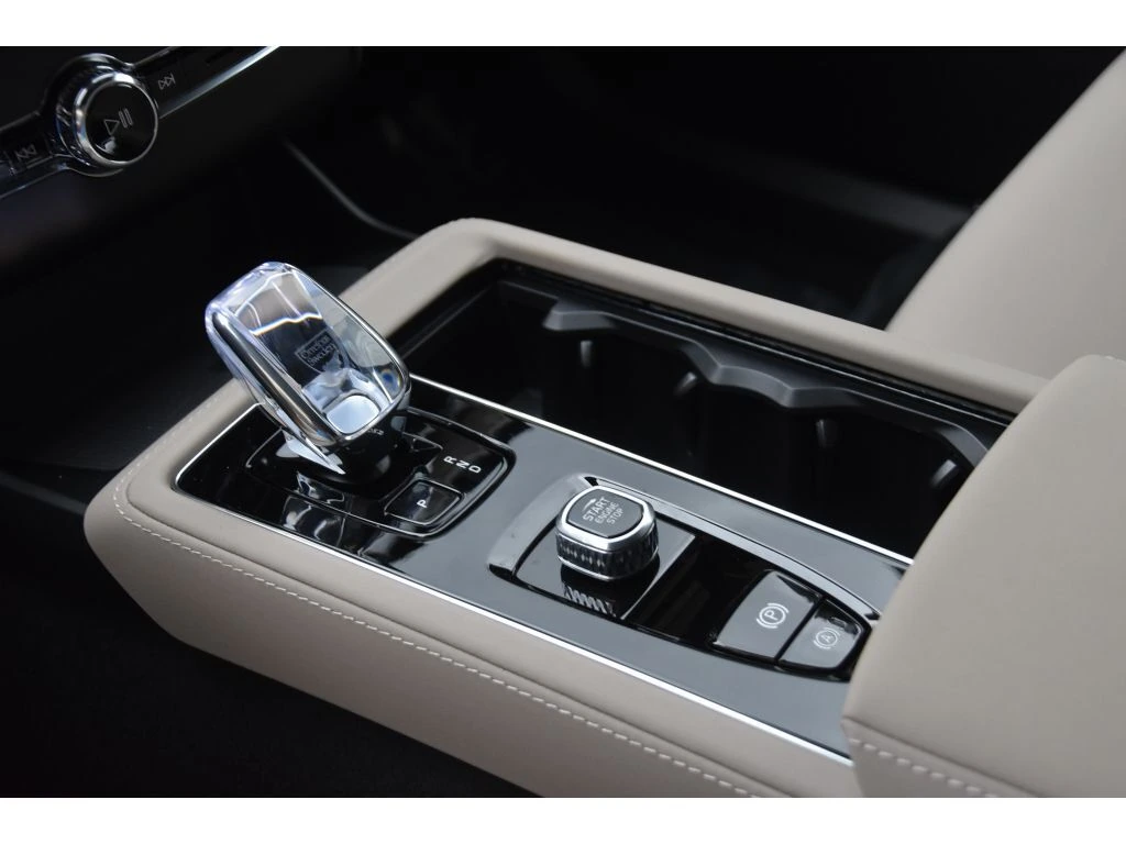 2026 Volvo - image 36