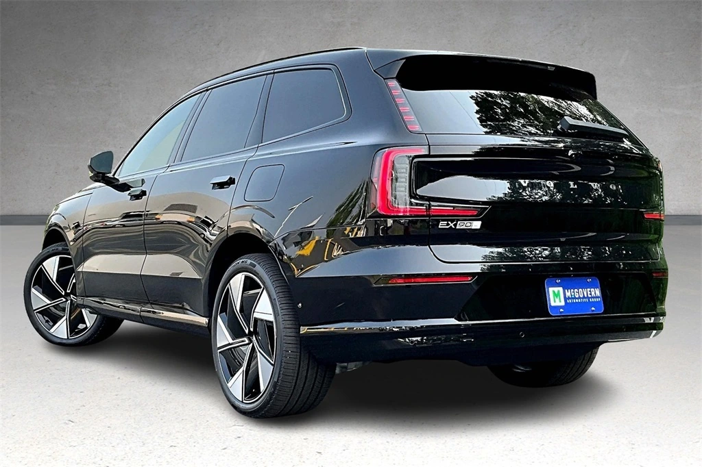 2025 Volvo - image 3