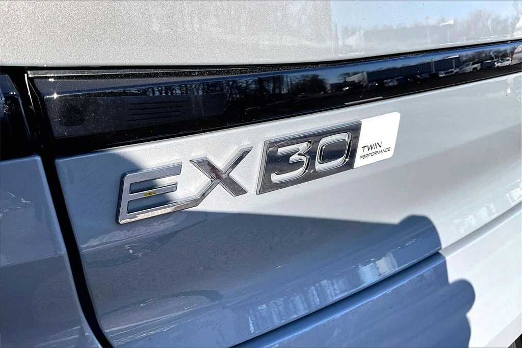 2026 Volvo - image 9