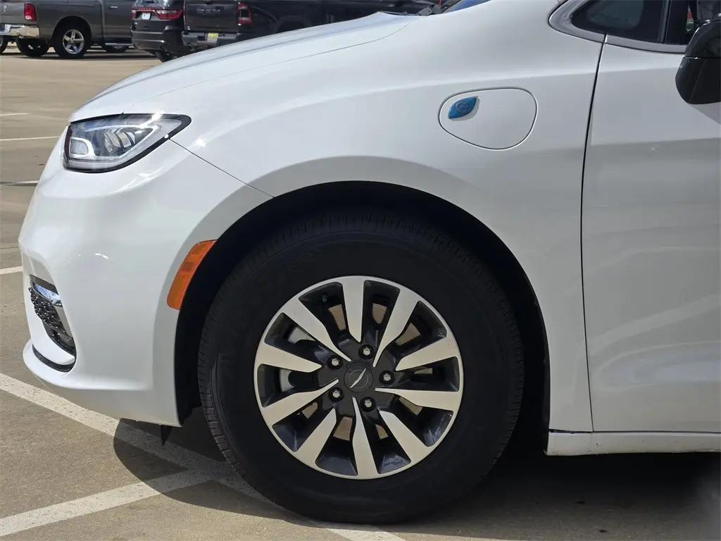 2024 Chrysler Pacifica Hybrid photo 8