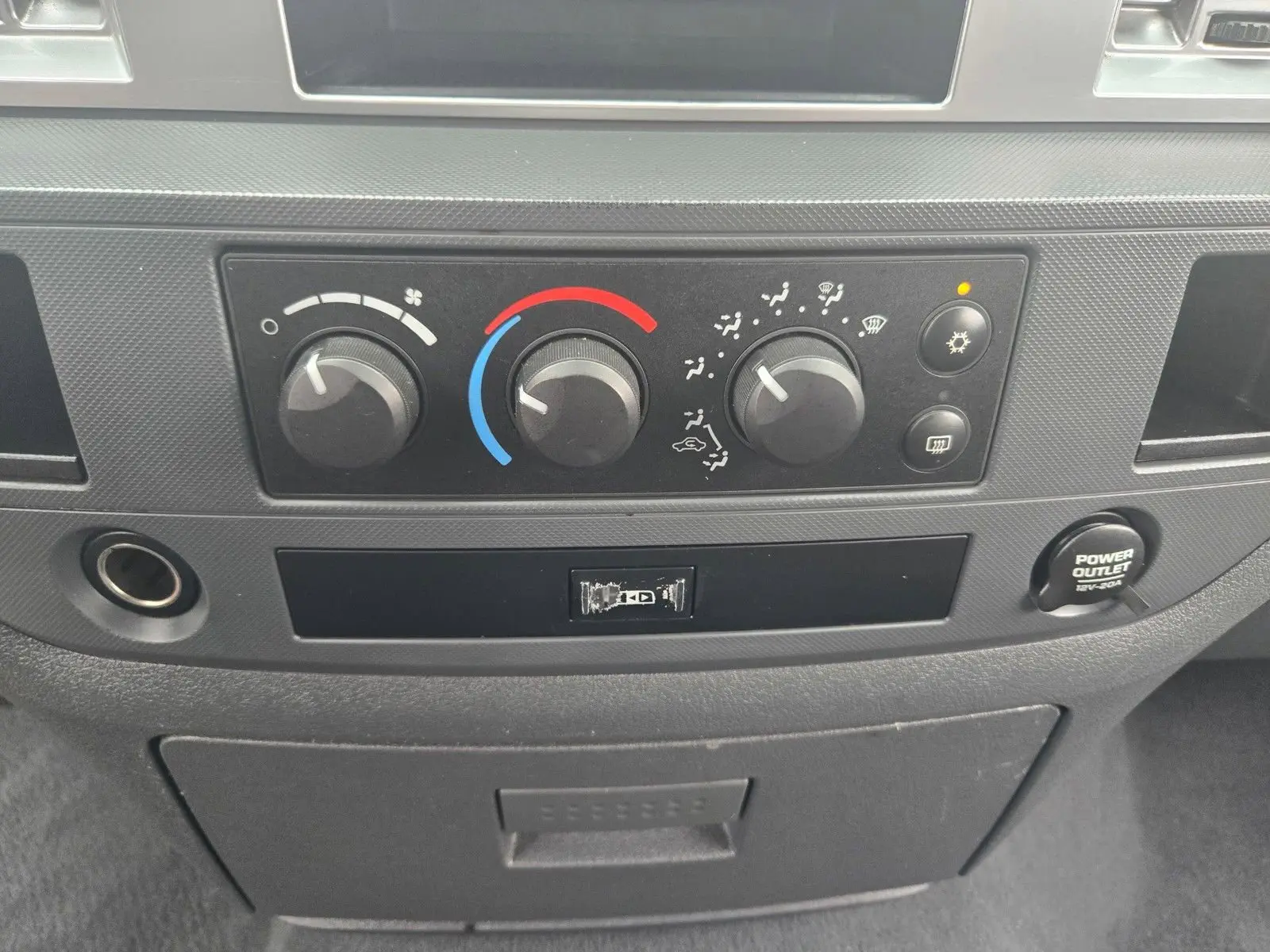 2008 Dodge Ram SLT photo 17