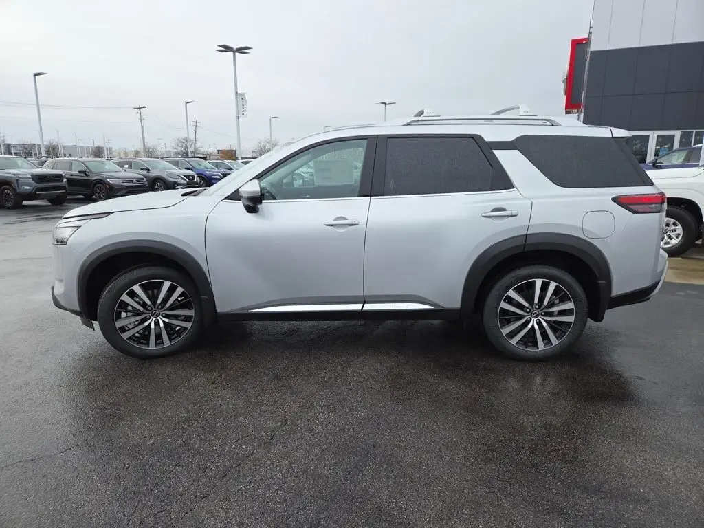 2025 Nissan Pathfinder Platinum photo 4