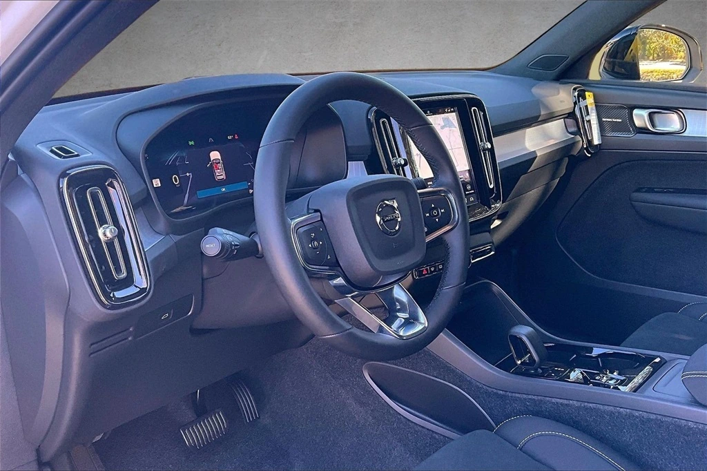 2026 Volvo - image 7