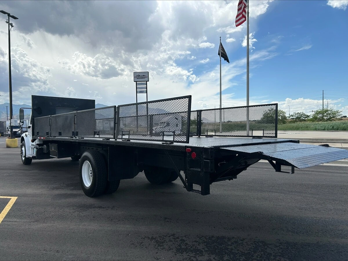 2018 Freightliner M2 106 — photo 4
