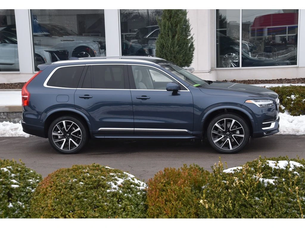 2023 Volvo - image 3