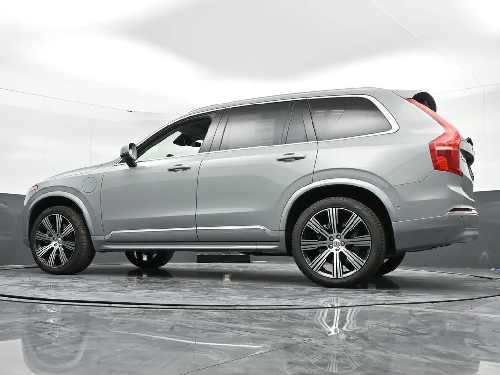 2025 Volvo - image 47