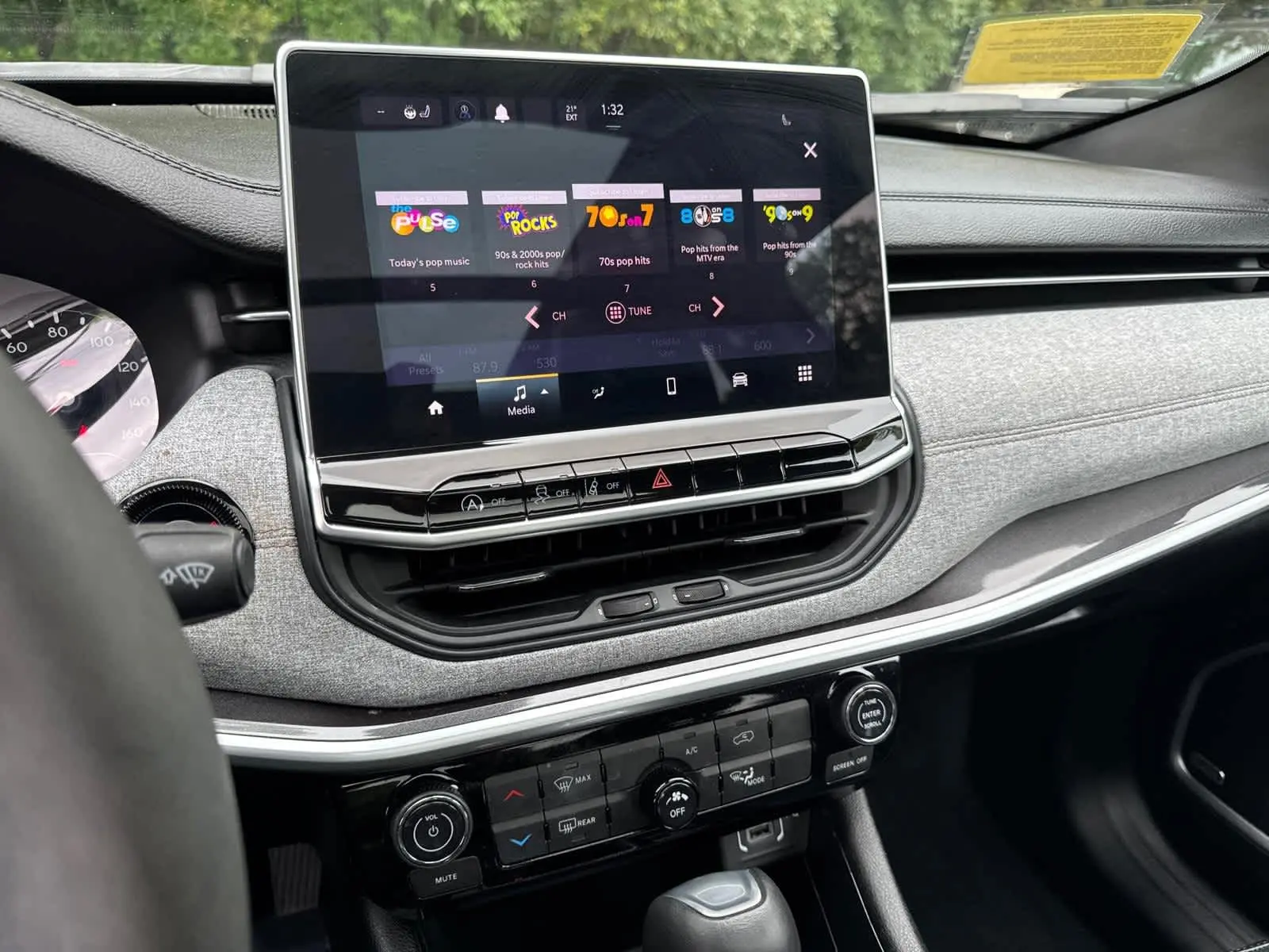 2023 Jeep Compass Latitude Lux photo 25