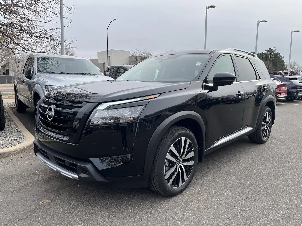 2025 Nissan Pathfinder Platinum photo 3
