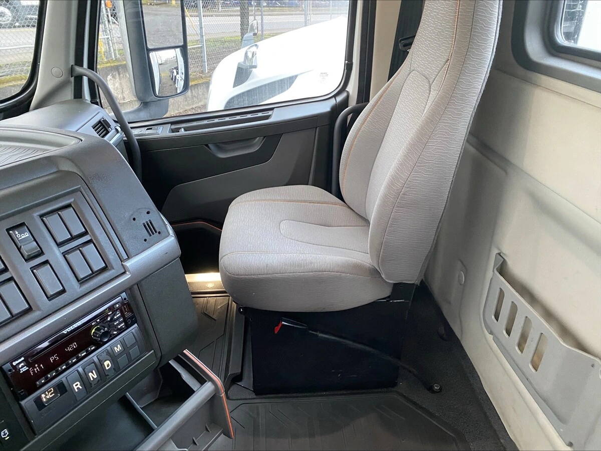 2018 Volvo VNL 860 - image 6