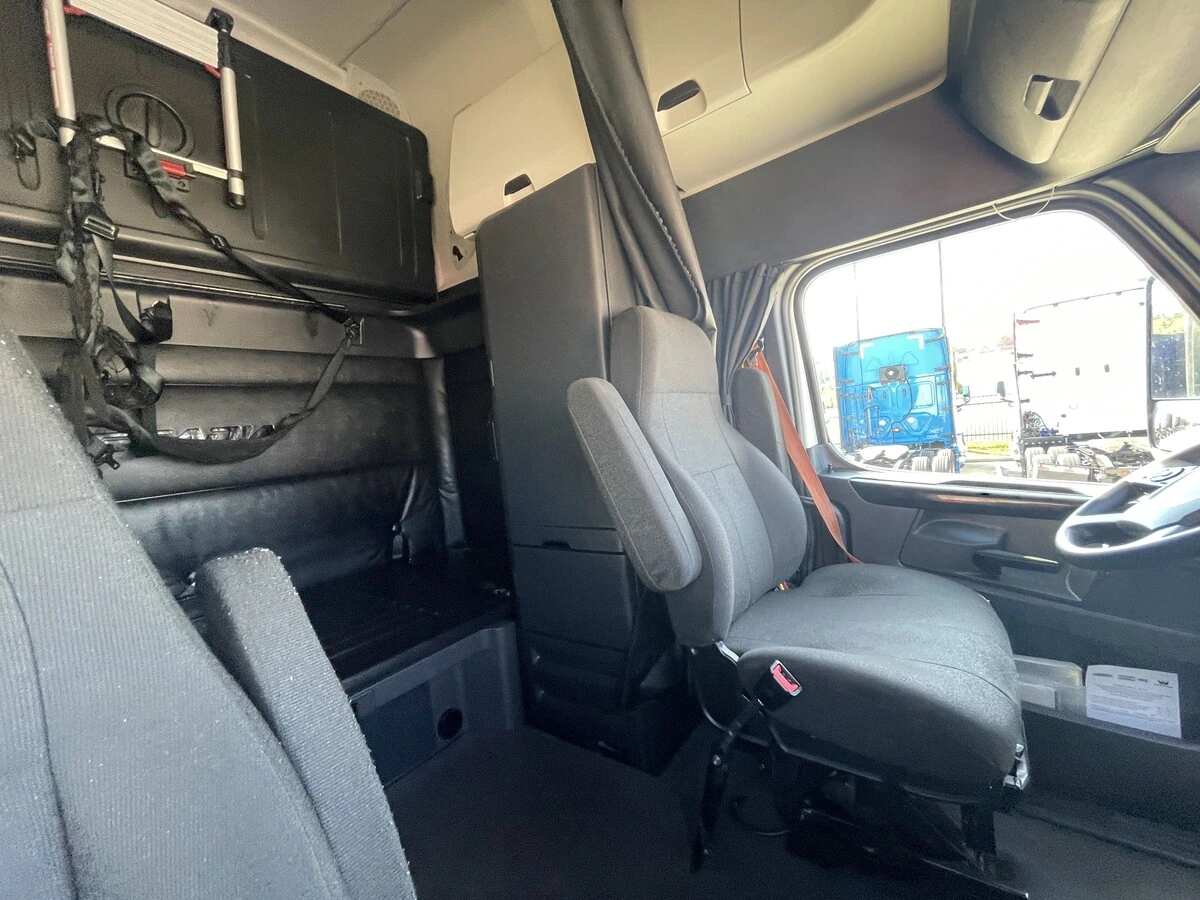 2023 Freightliner Cascadia - image 6