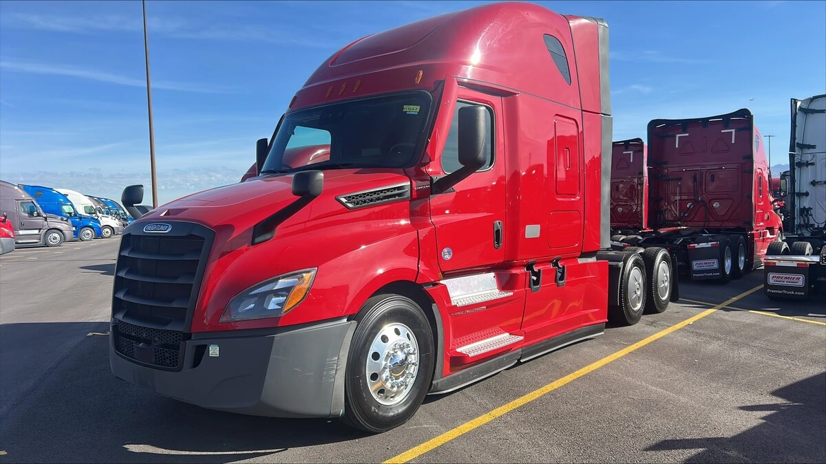 2022 Freightliner Cascadia - image 1