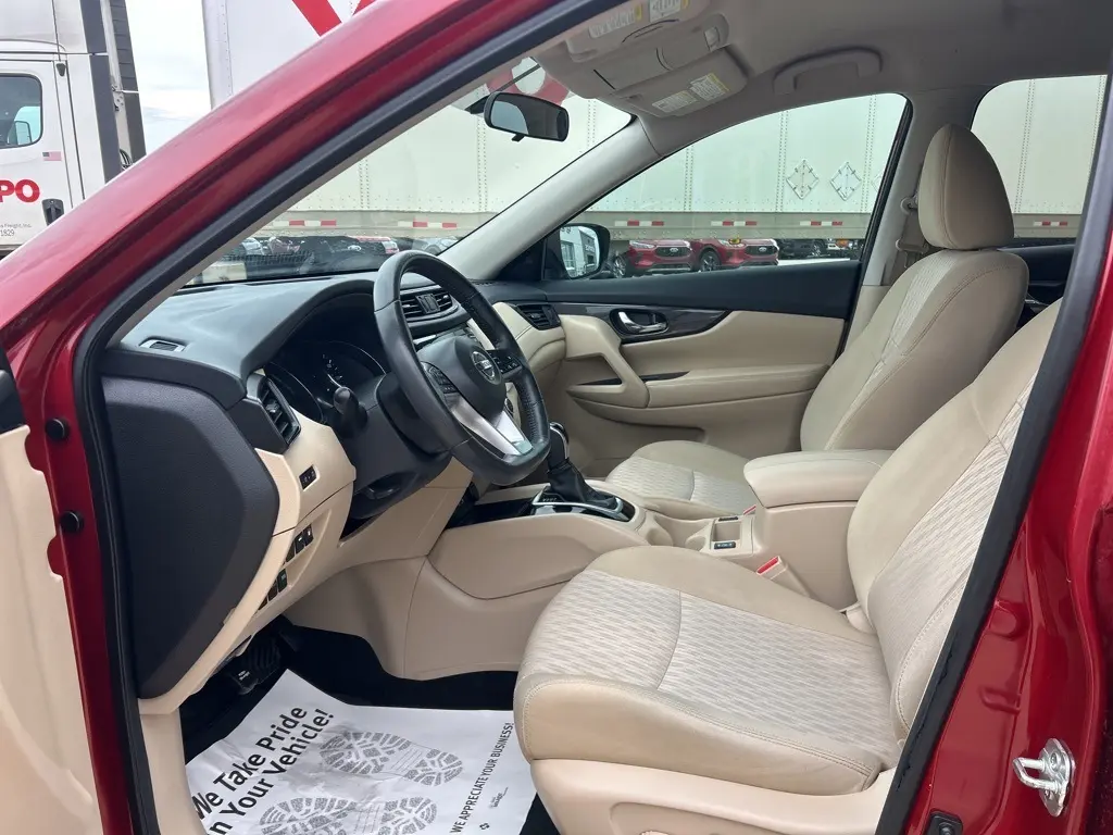 2018 Nissan Rogue SV photo 18