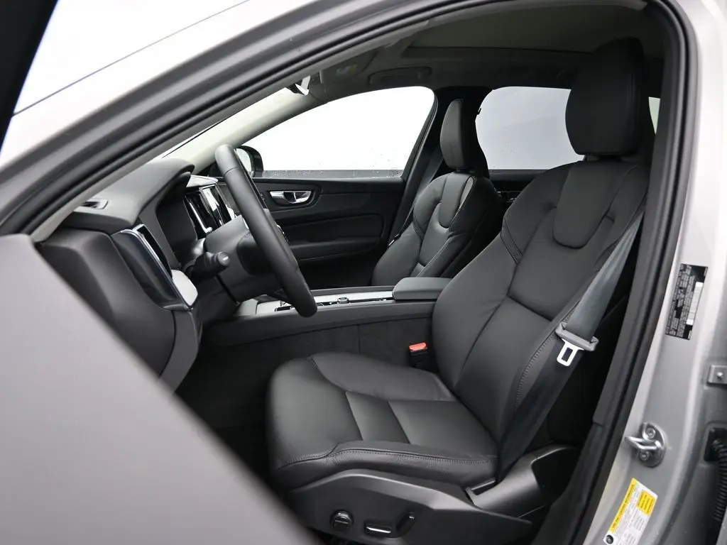 2025 Volvo - image 21