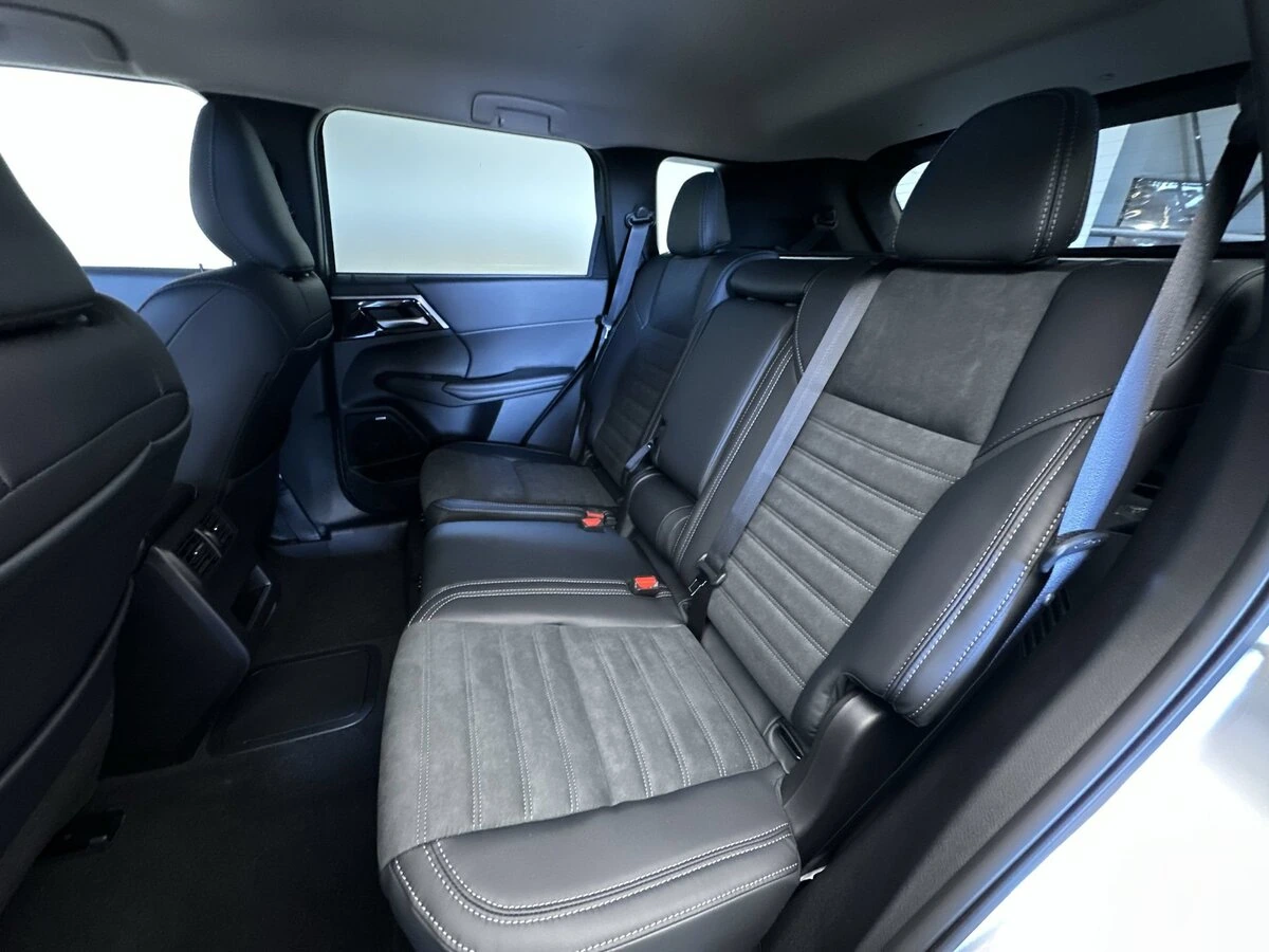 2026 Mitsubishi Outlander Plug-in Hybrid SE - Photo 23