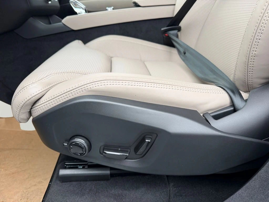 2026 Volvo - image 15