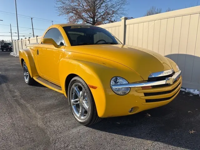 2006 Chevrolet SSR Base photo 2