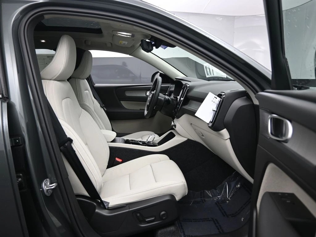 2026 Volvo - image 27