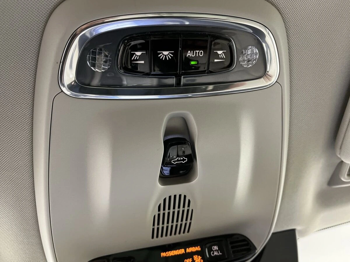 2022 Volvo - image 28