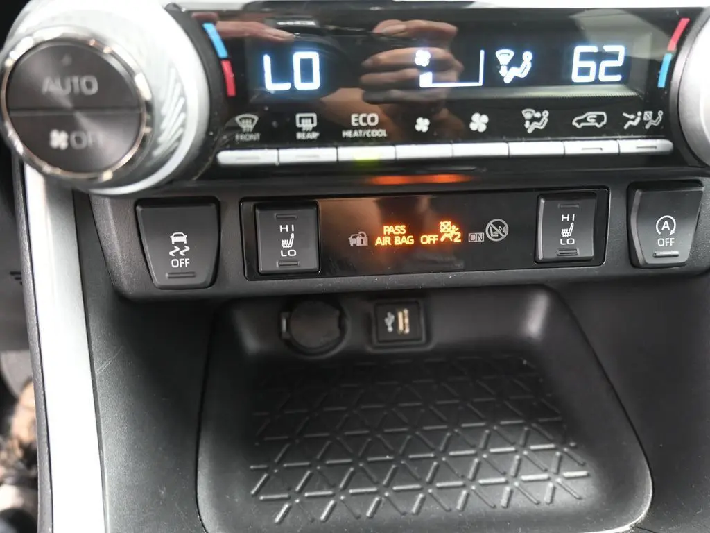 2024 Toyota RAV4 XLE photo 19