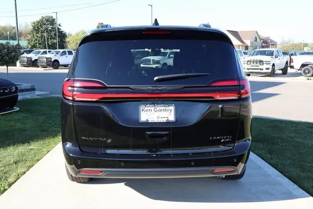 2026 Chrysler Pacifica Limited photo 31