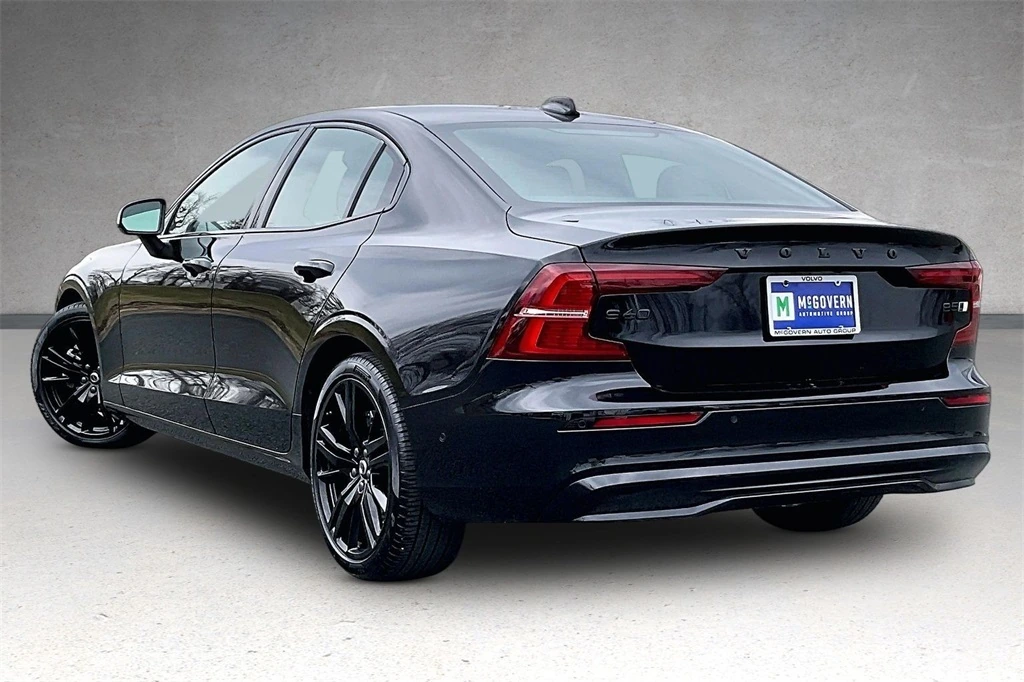 2023 Volvo - image 4