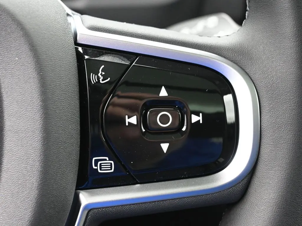 2025 Volvo - image 11