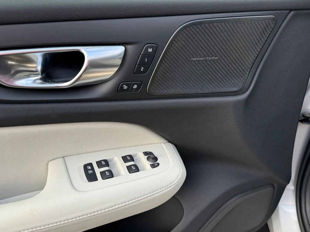 2025 Volvo - image 15
