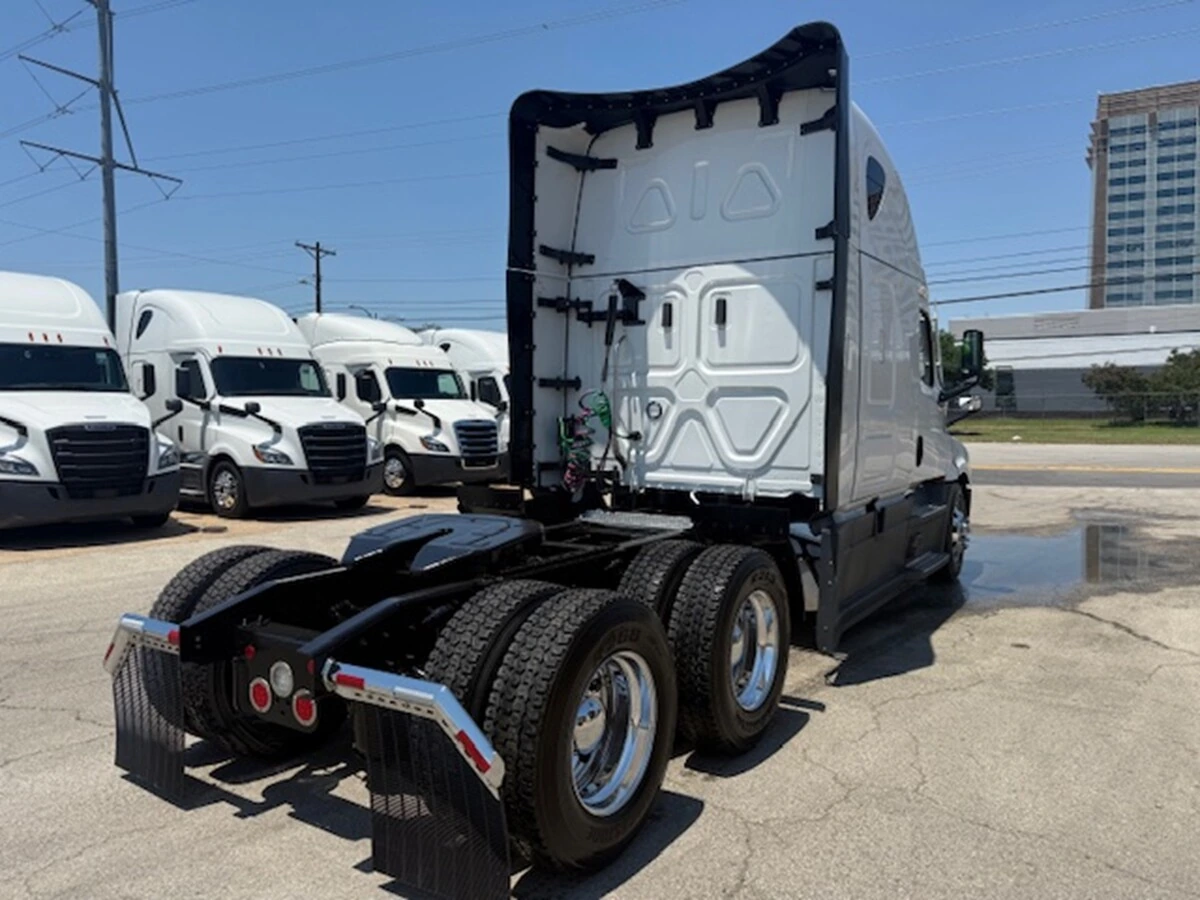 2025 Freightliner Cascadia — photo 4