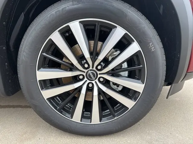 2025 Nissan Pathfinder Platinum photo 2