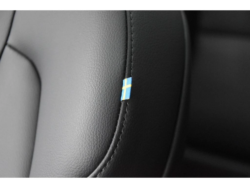 2025 Volvo - image 40