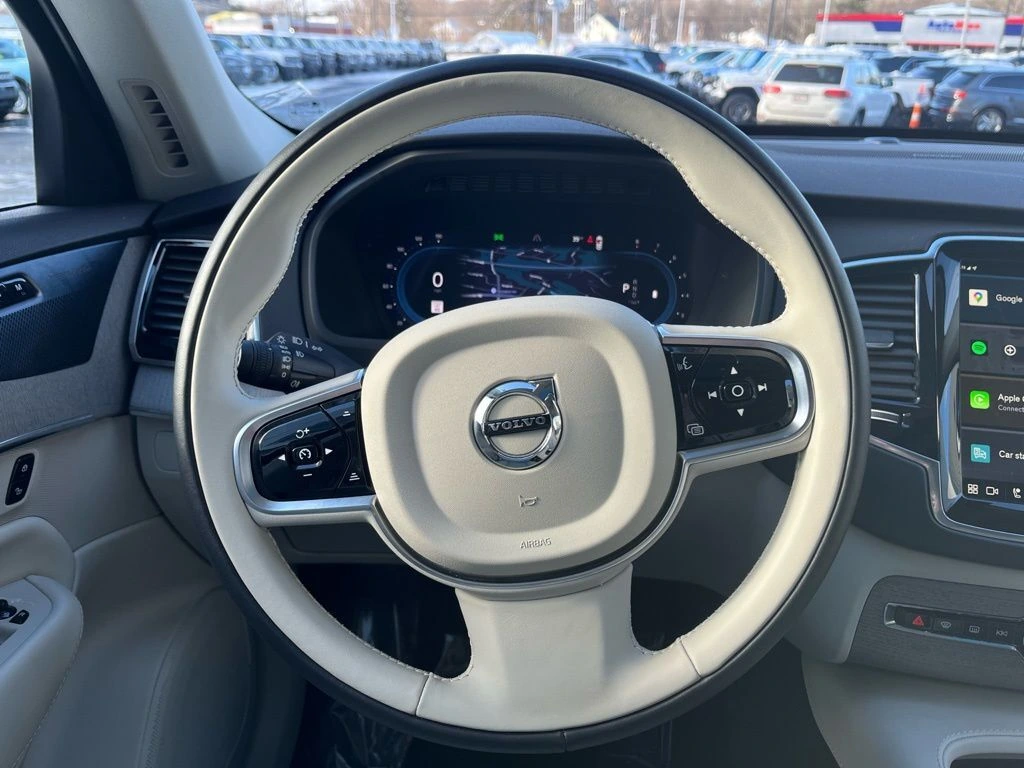 2025 Volvo - image 13