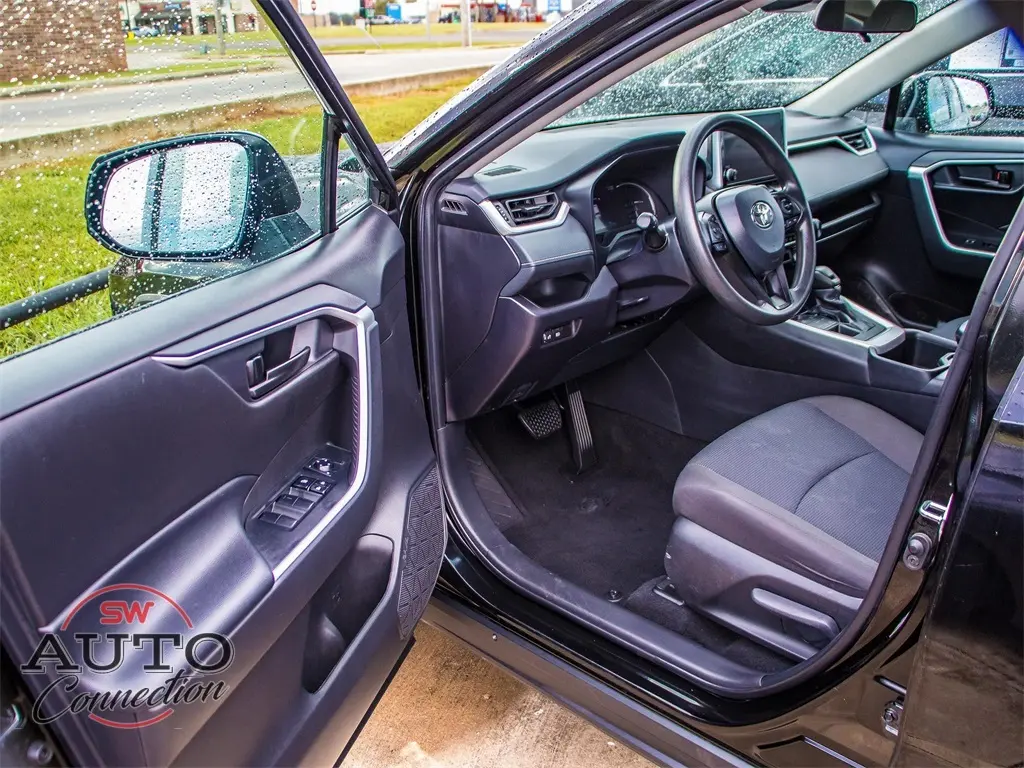 2024 Toyota RAV4 LE photo 18